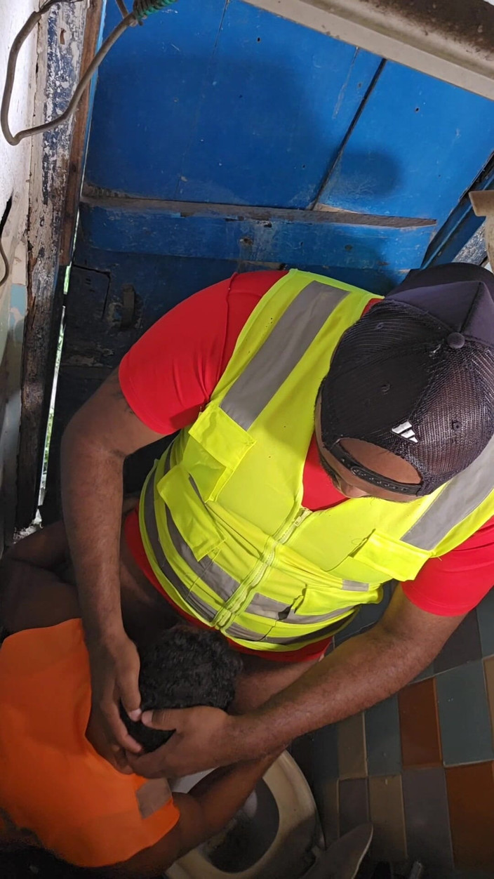 SEX GAY AMATEUR: Pracovník mi šuká zadek v koupelně v práci