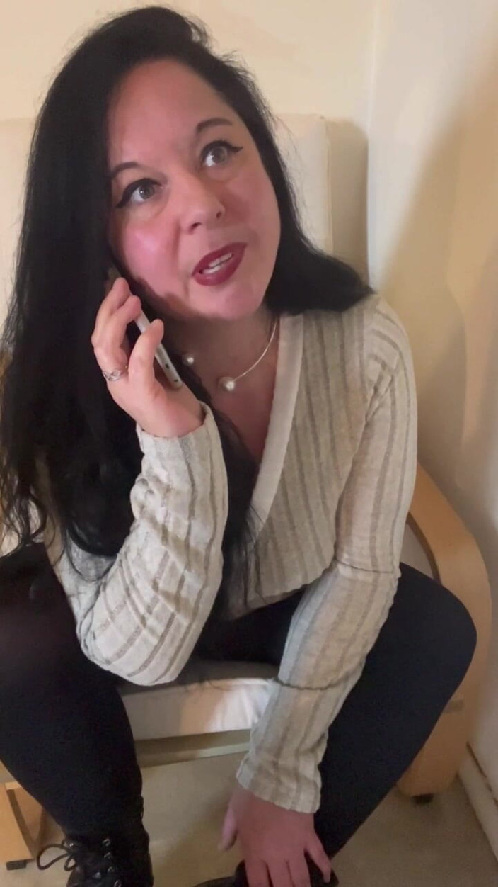 Maitresse Clara: J'appelle Ta Femme Et Je Lui Raconte Tout!