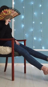 Adorando os pés de uma garota de jeans azul