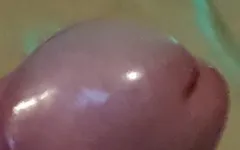 Deita no sofá e brinca com seu pau e masturba seu pau e depois testa um novo anel em seu pau
