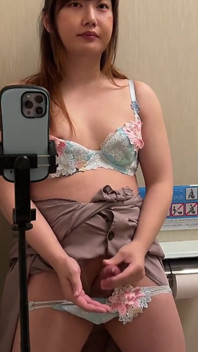 Sie ist ein dickes sperma bei masturbation im badezimmer!