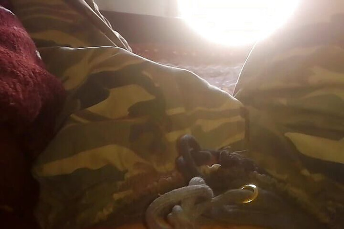 Gangbang straight: Pișare pe ușă