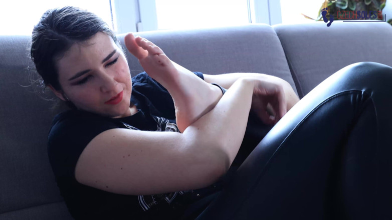 Czech Soles - foot fetish content: Auto adorazione del piede con i grandi piedi di bunny