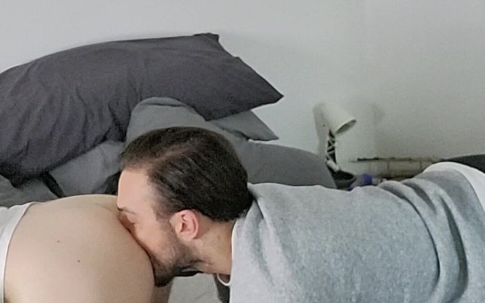 Twotwinkhusbands: Băiatul britanic își ia curul la lins în videoclip pentru prima dată
