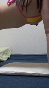 Pouze dívky byt v Japonsku, místnost, kde hubená malá kozatá dívka škádlí cvičení v mikro tangách bikinách