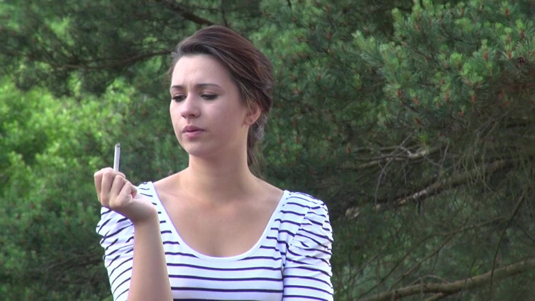 All Those Girlfriends: Carrie kouří cigaretu, než svádí svou kundičku