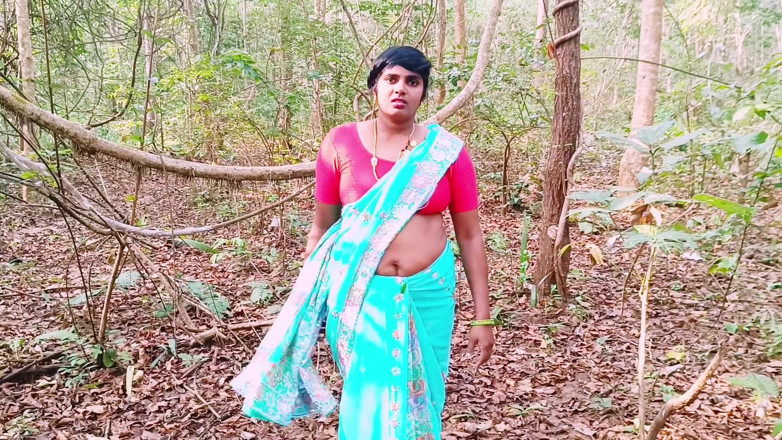 Telugu honey lips: 印度户外性爱。泰卢固语肮脏的谈话。