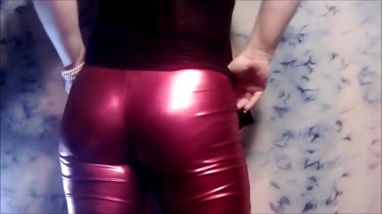 Queen Mea: Red hot ass