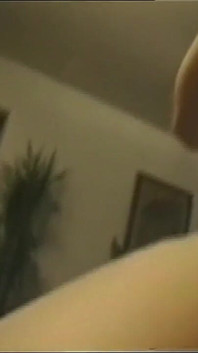 Sexy mladá nadržená děvka ošukaná a vystříkaná do pusy velkým vintage ptákem