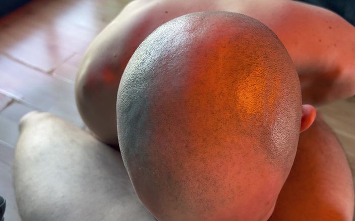 davidedpxxx: 第一人称视角在家工作，让一个放荡的男人吮吸我未割包皮的大鸡巴