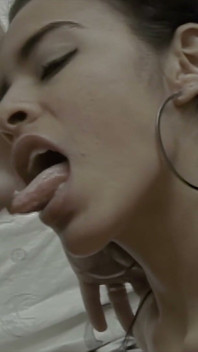 Si rambut coklat melucutkan pada pemutus sebelum memberikan blowjob yang baik