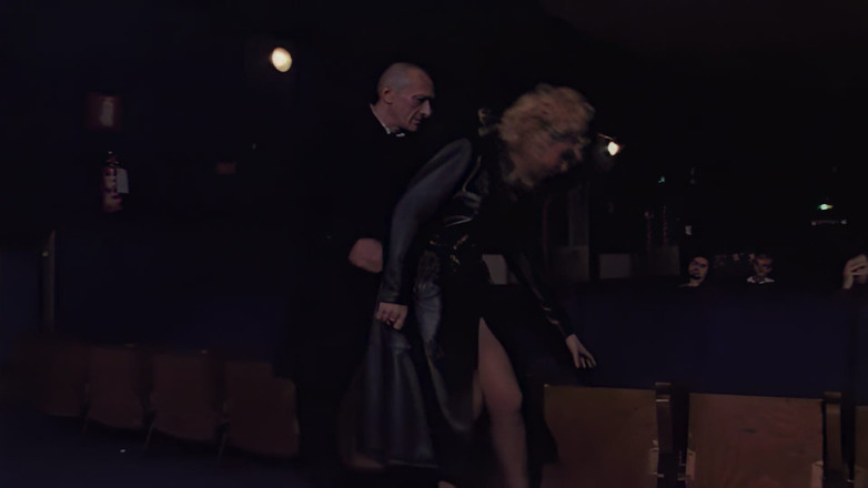 Inthe MILF room: Ділиться Дружиною В Порнокінотеатрі
