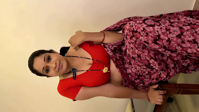 FantacyCouple: Vänner sexiga kram bröst fru Priya Bhabhi kom för att...