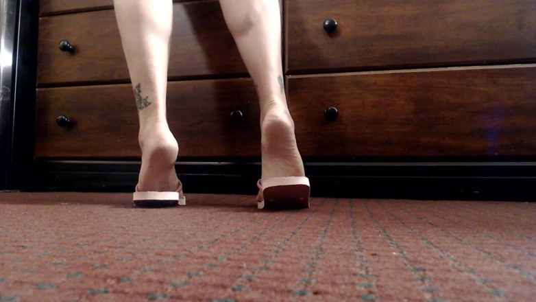 Abby Anna: Chanclas jugando con zapatos de pie