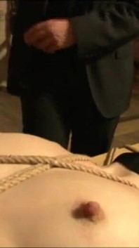 Blondă sexy cu țâțe mari umilitoare cu vibrator penetrat în robie