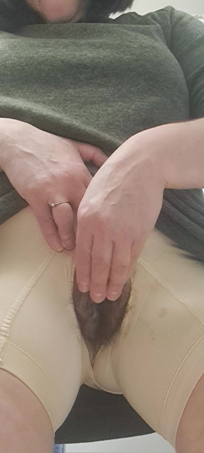Mommy big hairy pussy: Anne büyük külotunun deliğinden şişman vajinasını çıkarıyor
