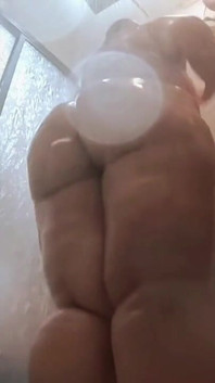 Meine schwiegermutter nimmt sich unter der dusche auf, um mich zu verführen - teil 1