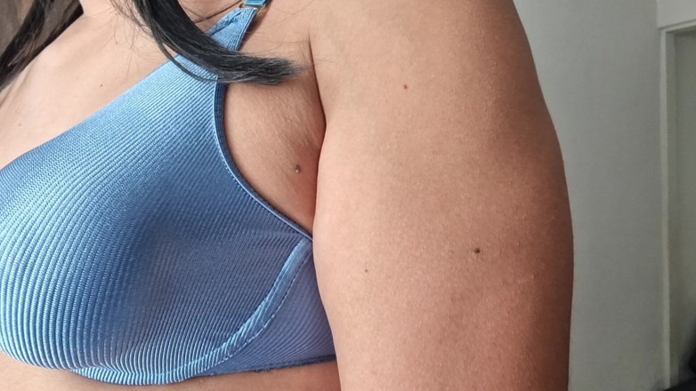 Only bras: Accarezzando i miei seni duri e sodi sotto il mio...