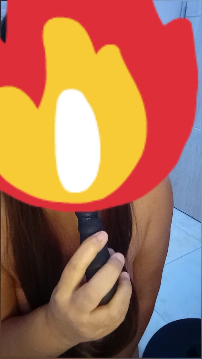 Jaky2023: 妈妈喜欢把你的鸡巴放在她的奶子之间