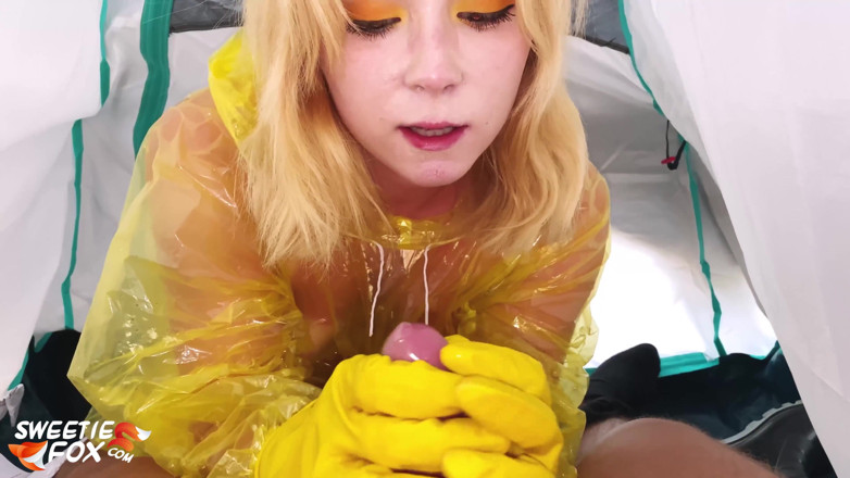 Sweetie Fox: Une bombasse suce une bite d'un inconnu et baise hardcore...