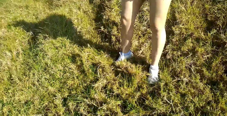 Valery Saenz xxx: 在我认识的一个农民的田间露出，我向他展示我的屁股并吮吸他的鸡巴