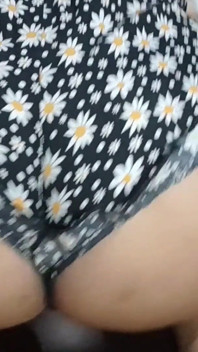 Esposa Caliente Se Masturba El Coño Con La Fricción De Sus Pantalones Cortos, Se Pone Muy Sucia, Con Ganas De Polla.