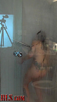 Preñada en una pequeña milf tatuada
