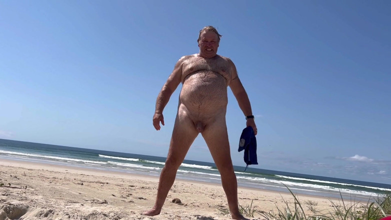 WeAreFukBunnies: Fukbunnies sur une plage avec regarder et se branler