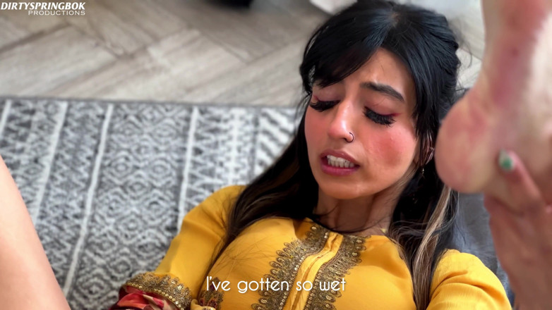 Aaliyah Yasin: Aaliyah Yasin robi się napalona podczas oczekiwania na swoich gości