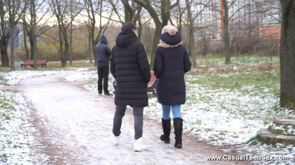 Casual Teen Sex: Nastolatka przyłącza się do wielu orgazmów