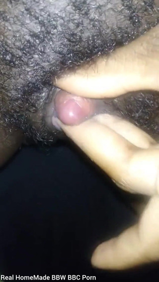 Super sexy ebony cuties: 特写抚摸我的阴蒂毛茸茸的湿润阴户
