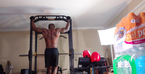 Hallelujah Johnson: 阻力锻炼 plyometric 训练，也被称为跳跃或反应性训练，是一种使用爆炸性动作的锻炼形式