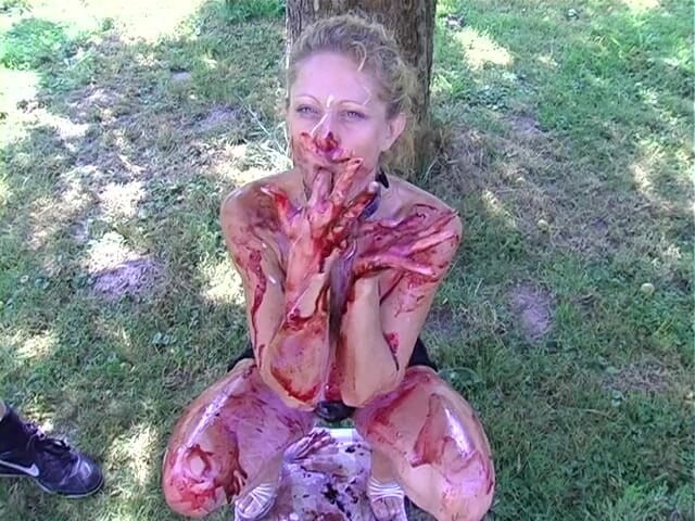 Horny Two really wet MILFs: O curvă blondă este acoperită cu mâncare în aer liber
