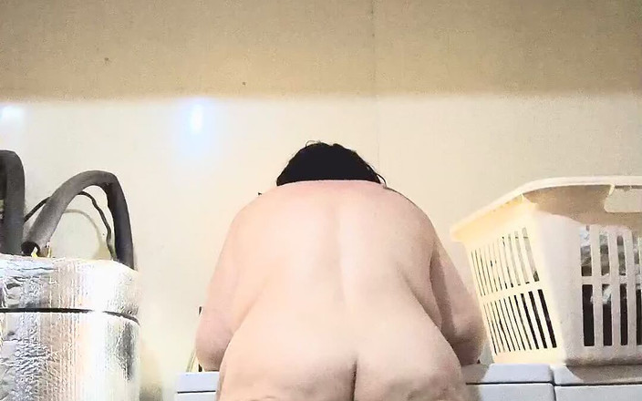 HerculesnVENUS: 乾燥機に荷物を入れると、彼女の陰部に荷物が入ってしまいました