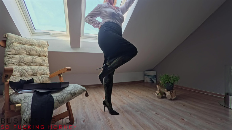 Business Bitch: Seriózní podnikatelka si pro vás zkouší své nové luxusní punčocháče -...