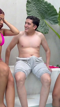 Tentamos Ficar Sozinhos Na Piscina Com Meu Amigo, Mas Acabamos Transando Com Meu Colega Nerd, Um Ménage Inesperado