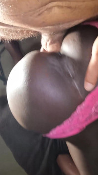 给我的大胸部黑人荡妇口交和阴户内射