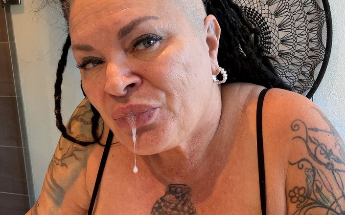 Domina Dark: Schluck meinen spucke