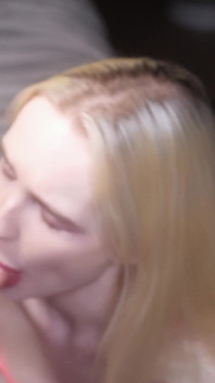 Linda rubia sexy chupa, folla y obtiene su coño lleno de esperma - chorreo de leche