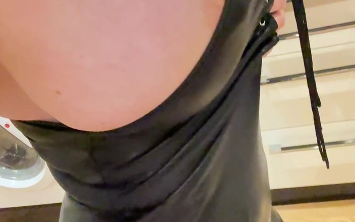 Sophie James: सुनहरे बालों वाली सुपर vixen Sophie James अपनी बालों वाली चूत दिखाती है