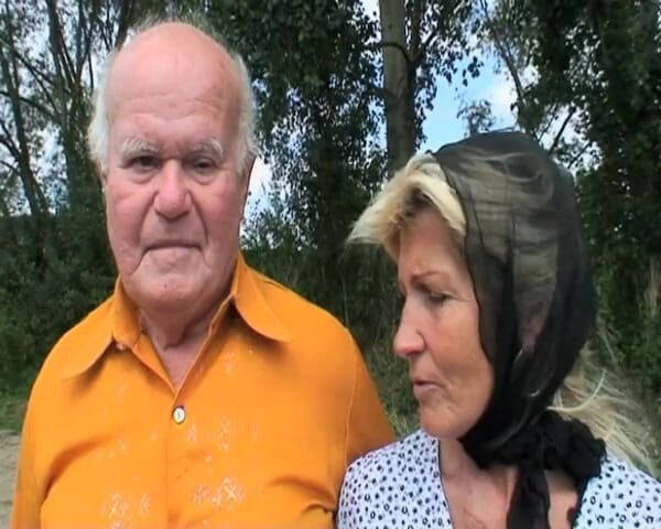 Mature Climax - 100% Mature Videos: Rondborstige blonde tiener en haar oma neuken buitenshuis
