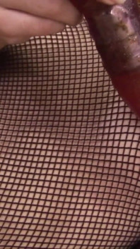 Transsexuala în lenjerie cu plasă se masturbează