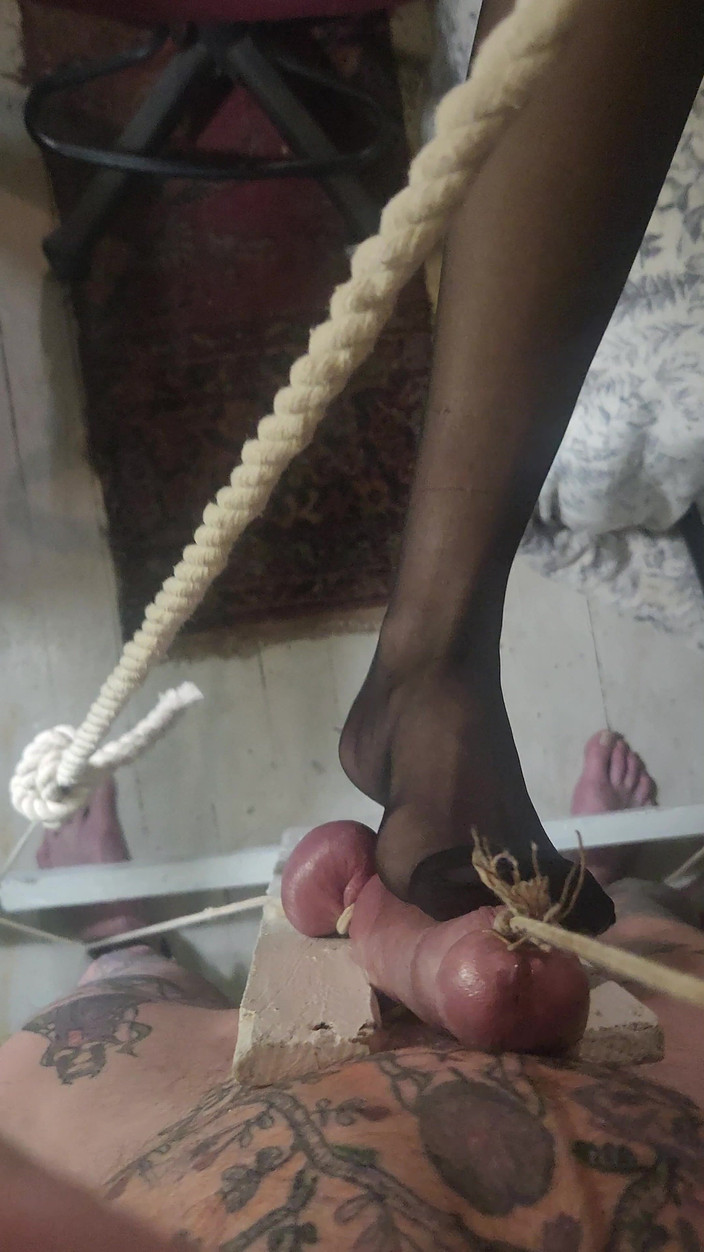 Goode Girl: Goode chica unholy crucifijo ballbusting pt2