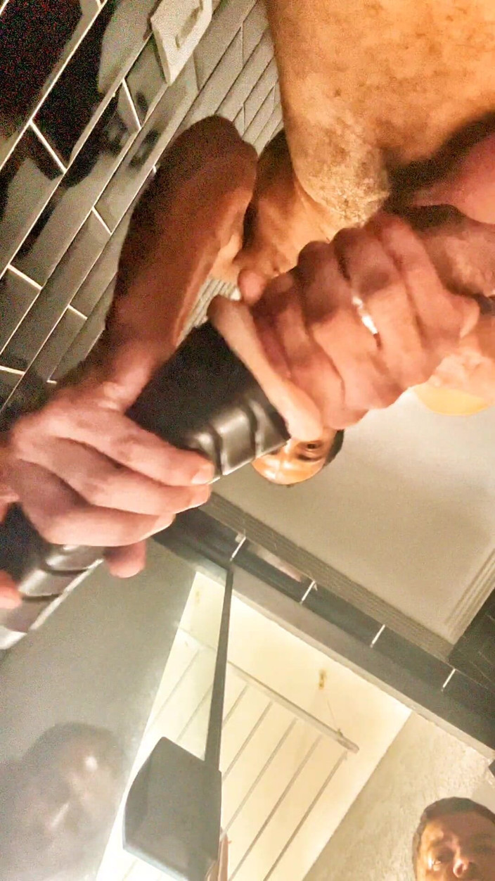 Virtual ToyBoy: Brazilský velký penis se předvádí pro nevlastního otce