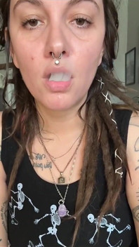 Chupando humo y babeando