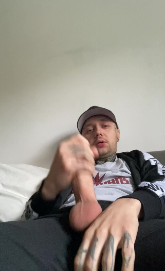 Dickenergy: Genç Dövmeli Adam Büyük Penisini Söndürüyor