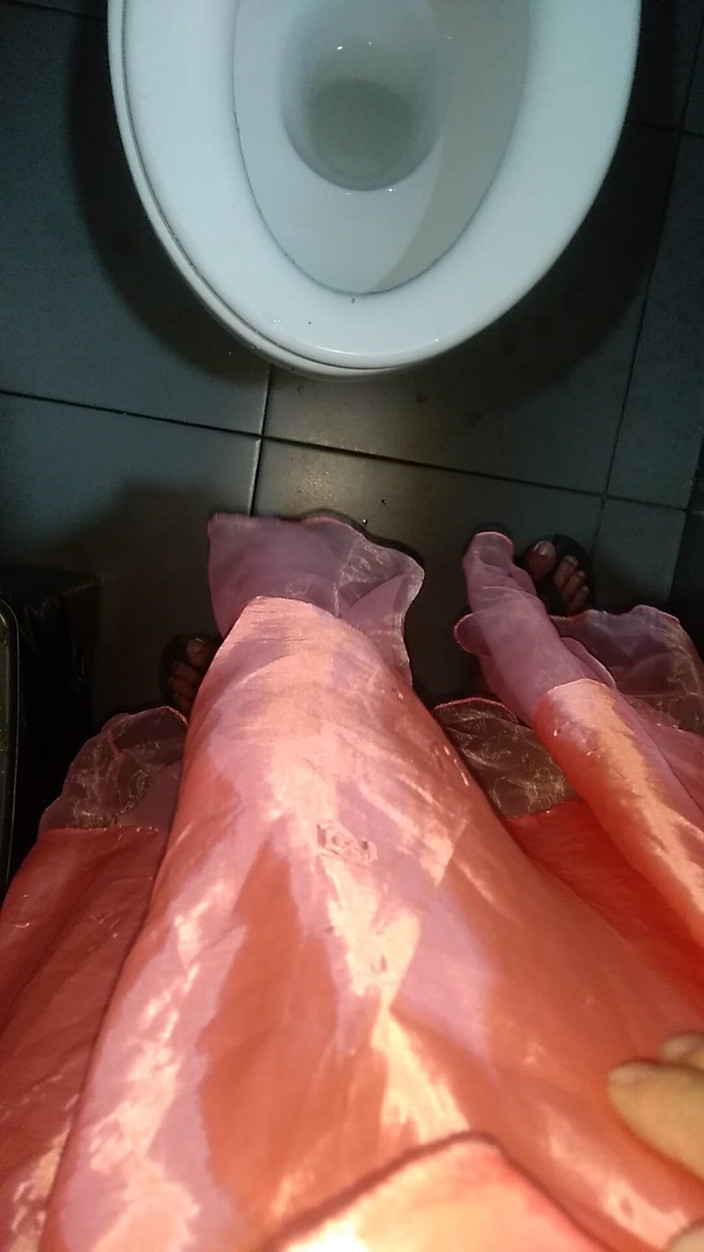 Naomisinka: Crossdressing a mrdka nosící dívka saténová párty růžové mini šaty