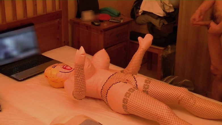 Mark Hannes: Sexuální panenky šukají s hlasitou orgasmickou masturbací