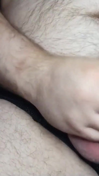 Gordo papai geme enquanto acaricia seu pau duro e goza muito duro