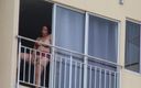 Jennifer and Markus: Моя соседка обожает мастурбировать на улице - Испанское порно